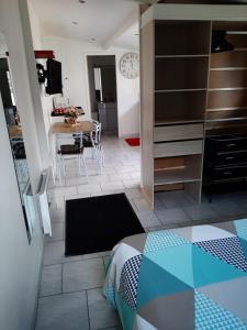 a room with a kitchen and a dining room with a table at tres beau gite ,une ou deux personnes, super équipé 25m2 in Nogent-sur-Seine