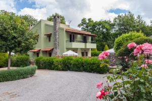 Κήπος έξω από το Arhontika Villas