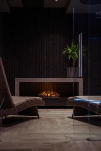 ein Wohnzimmer mit einem Kamin, einem Stuhl und einem Tisch in der Unterkunft Hotel South Coast in Selfoss
