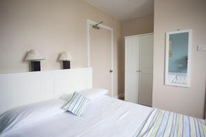 Postel nebo postele na pokoji v ubytování Fort Conan Hotel