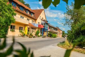 eine leere Straße in einer Stadt mit Gebäuden in der Unterkunft Landgasthof Schwarz in Windsbach