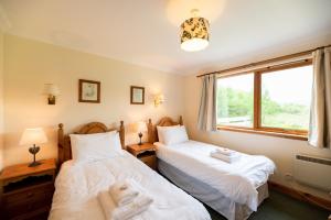 Tempat tidur dalam kamar di Capercaillie Cottage