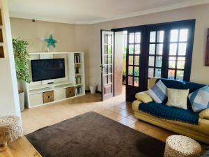 En sittgrupp på Beautiful 3-Bed vacation House in Macher