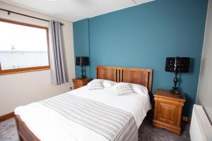 Postel nebo postele na pokoji v ubytování Fort Conan Hotel