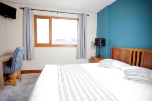 Postel nebo postele na pokoji v ubytování Fort Conan Hotel