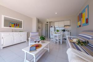 a living room with a bed and a table and chairs at Apartamentos Estival Park in La Pineda