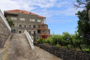 un edificio con una escalera que conduce a él en Casa MARA Tenerife en Las Cruces
