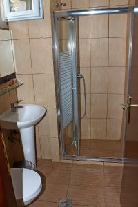 Kristal Hotel tesisinde bir banyo