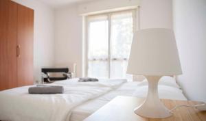 A bed or beds in a room at Cloud 9 - Apartment with stunning lake view
