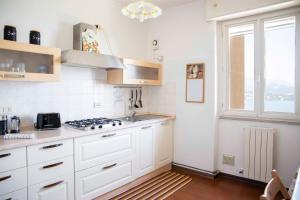 A kitchen or kitchenette at Cloud 9 - Apartment with stunning lake view Még 18 kép