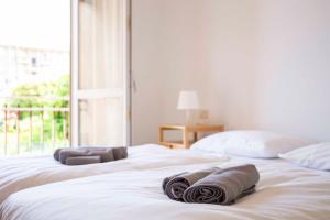 A bed or beds in a room at Cloud 9 - Apartment with stunning lake view