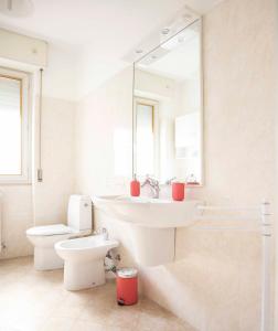 A bathroom at Cloud 9 - Apartment with stunning lake view