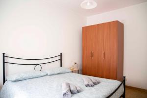 A bed or beds in a room at Cloud 9 - Apartment with stunning lake view