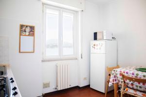 A kitchen or kitchenette at Cloud 9 - Apartment with stunning lake view