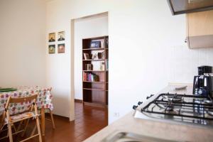 A kitchen or kitchenette at Cloud 9 - Apartment with stunning lake view