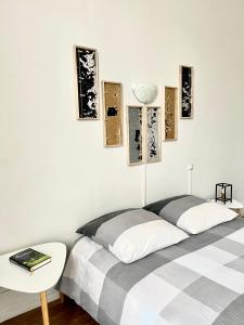 Schlafzimmer mit einem Bett und einem weißen Tisch in der Unterkunft Appartement standing in Nevers