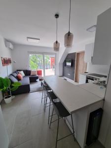 Kuchyňa alebo kuchynka v ubytovaní BIBI Terasz Apartman