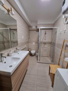 Kúpeľňa v ubytovaní BIBI Terasz Apartman