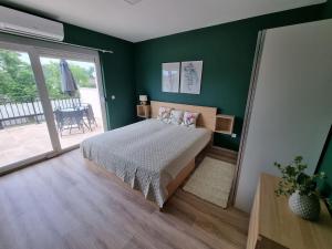 Posteľ alebo postele v izbe v ubytovaní BIBI Terasz Apartman