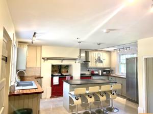 Fotografie z fotogalerie ubytování The Farmhouse - Sleeps 12 with Private Grounds v destinaci Hailsham