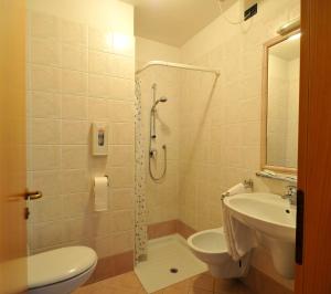 Vannas istaba naktsmītnē Hotel Antica Croce - Gardaslowemotion