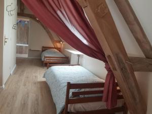two beds in a room with an attic at Le Clos de la Canardière in Savigny-sur-Braye