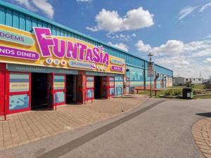 Gallery image of 3 Bed Caravan - Sleeps 8 - Parking - Wifi in Porthcawl