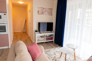 Televízia a/alebo spoločenská miestnosť v ubytovaní Apartament Bella Rosa z podziemnym parkingiem