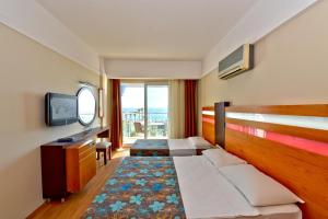 TV a/nebo společenská místnost v ubytování Sultan Sipahi Resort Hotel
