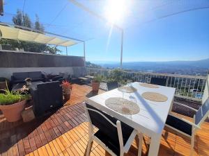 einen weißen Tisch und Stühle auf einem Balkon mit Aussicht in der Unterkunft Casa en Rías baixas, vistas espectaculares, privado, cerca del mar in San Salvador de Poio