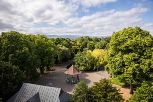 ダブリンにあるHerbert Park Hotel and Park Residenceの展望台付きの庭園の空中風景