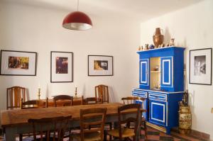 une salle à manger avec une armoire bleue et une table dans l'établissement Large 3-Bed apartment in medieval quarter of Sauve, à Sauve