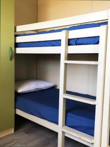 タラゴナにあるMediterrani Natura Spa Resortの二段ベッドが備わるドミトリールームのベッド1台分です。