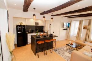 セレスタにあるLe Joyau Alsacien - Centre historiqueのキッチン、リビングルーム(黒い冷蔵庫付)