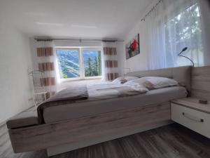 a bedroom with a bed and a window at Ferienwohnung Nesa in Traben-Trarbach