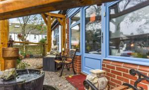 patio con porta blu e finestra di The Enclave a Worthing