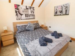een slaapkamer met een bed met twee handdoeken erop bij Godrevy Cottage in Hayle