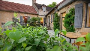 un giardino con tavolo in legno e un edificio di Hors-série en Périgord a Millac