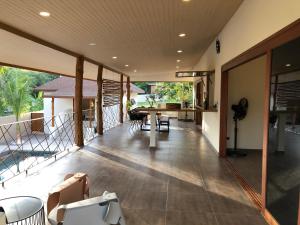 HinkongにあるBaan Taolili villa 3 bedroomsのオープンリビングルーム(テーブル、椅子付)