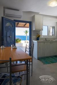 cocina y comedor con vistas al océano en Alopronoia Sea Breeze en Síkinos