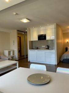 Kuchyň nebo kuchyňský kout v ubytování Apartamentai Daukanto 10