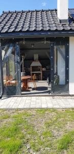 een afgeschermde veranda met een tafel en stoelen bij Mazury domek całoroczny Pelnik jezioro las in Pelnik