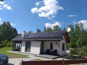 een huis met zonnepanelen op het dak bij Mazury domek całoroczny Pelnik jezioro las in Pelnik