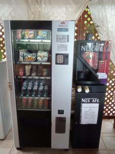 una máquina expendedora con comida y bebidas. en Apartamentos Flor da Laranja, Albufeira, en Albufeira