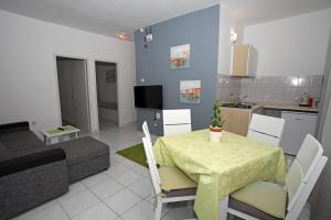 Kuchyň nebo kuchyňský kout v ubytování Apartments Zeljko