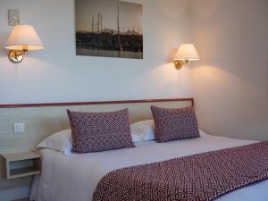 A bed or beds in a room at Hotel Les Galets
