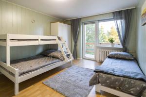 Un dormitorio con dos literas y una ventana. en Gniazdo. Apartamenty, pokoje, en Jastrzębia Góra