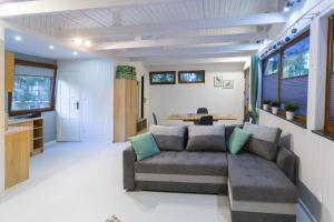 una sala de estar con un sofá y una mesa en Gniazdo. Apartamenty, pokoje, en Jastrzębia Góra
