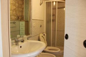 a bathroom with a sink and a toilet at B&B Melograno in Triei