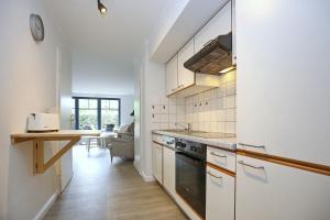 eine Küche mit einer Theke und einem Herd Top-Backofen in der Unterkunft Papillon Wohnung 18-3 in Boltenhagen